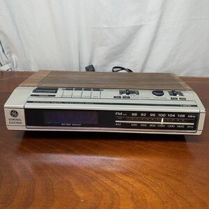 General Electric GE 7-4639A Vintage Digital AM/FM Clock Radio Woodgrain Silver